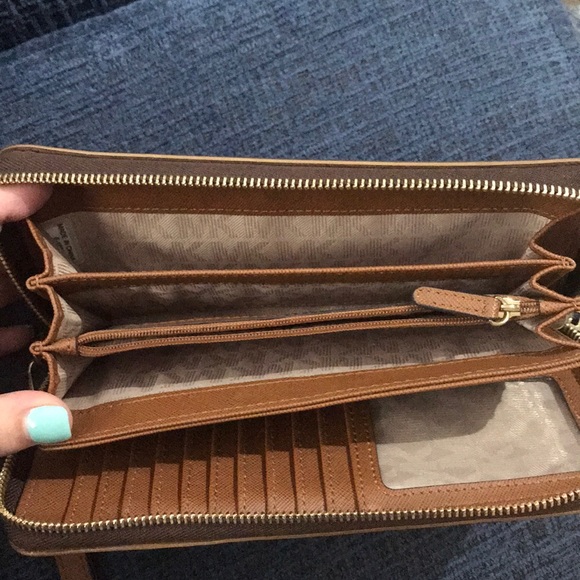 Michael Kors Wallet - Picture 4 of 5